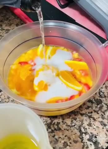 Foto del paso 3 de la receta: Sangría de Cava 🍾 🍑 🍋 🍊 🍓