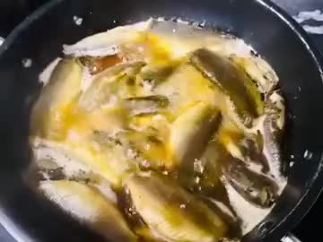 Hình bước làm 2 của món Cá Heo Sông Mekong Kho Lạt Kèm Rau Sống