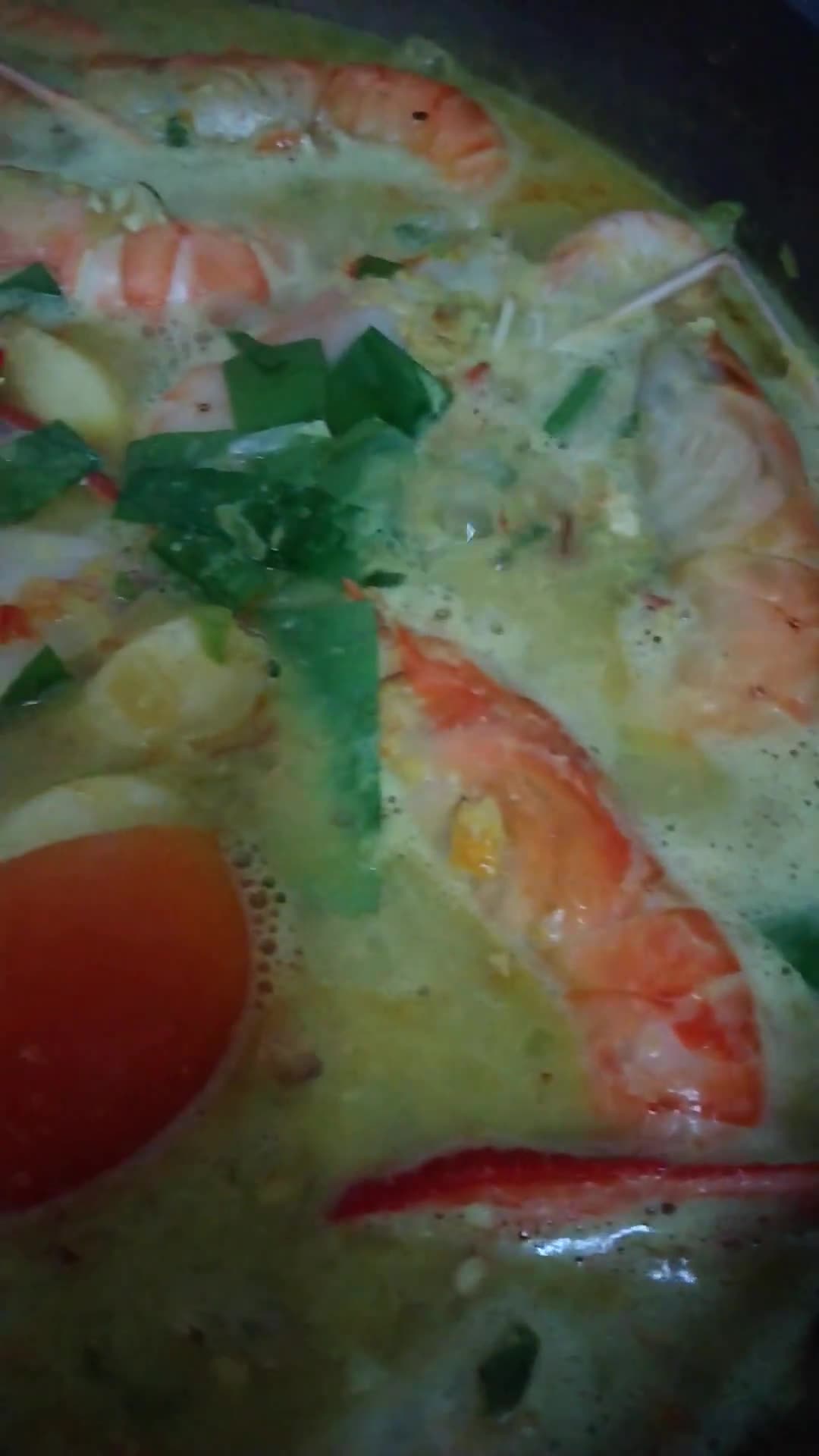 Gambar langkah 2 resipi Udang galah masak lemak cili padi.