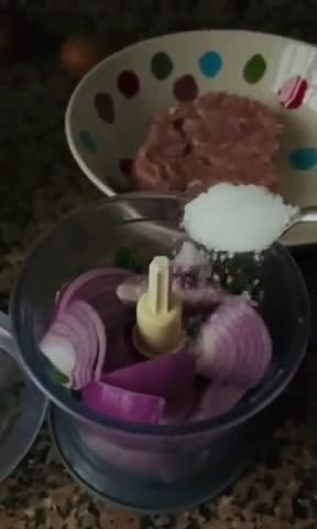 Foto del paso 1 de la receta: Hamburguesa de pollo con trigueros 🐣 🍔 🎋
