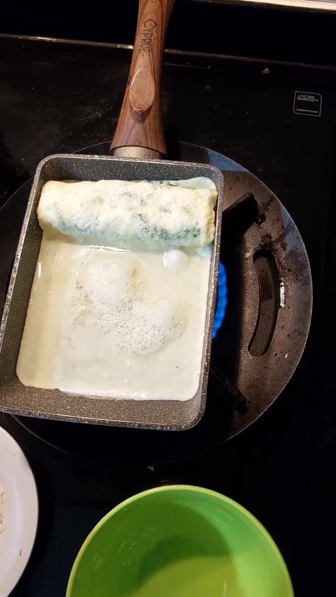 Foto langkah ke 3 dari resep Dadar Telur Gulung Isi Keju.