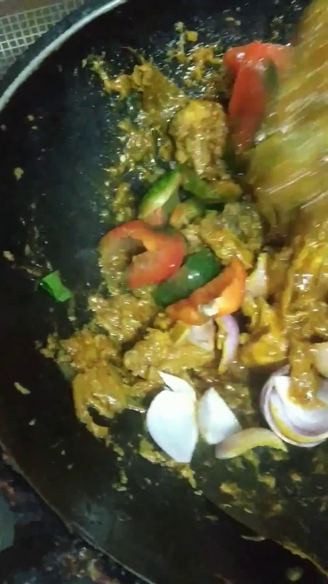 ক‍্যাপসিকাম ও কাজুবাদাম দিয়ে মশলাদার মুরগী। রেসিপির ধাপ 5 ছবি