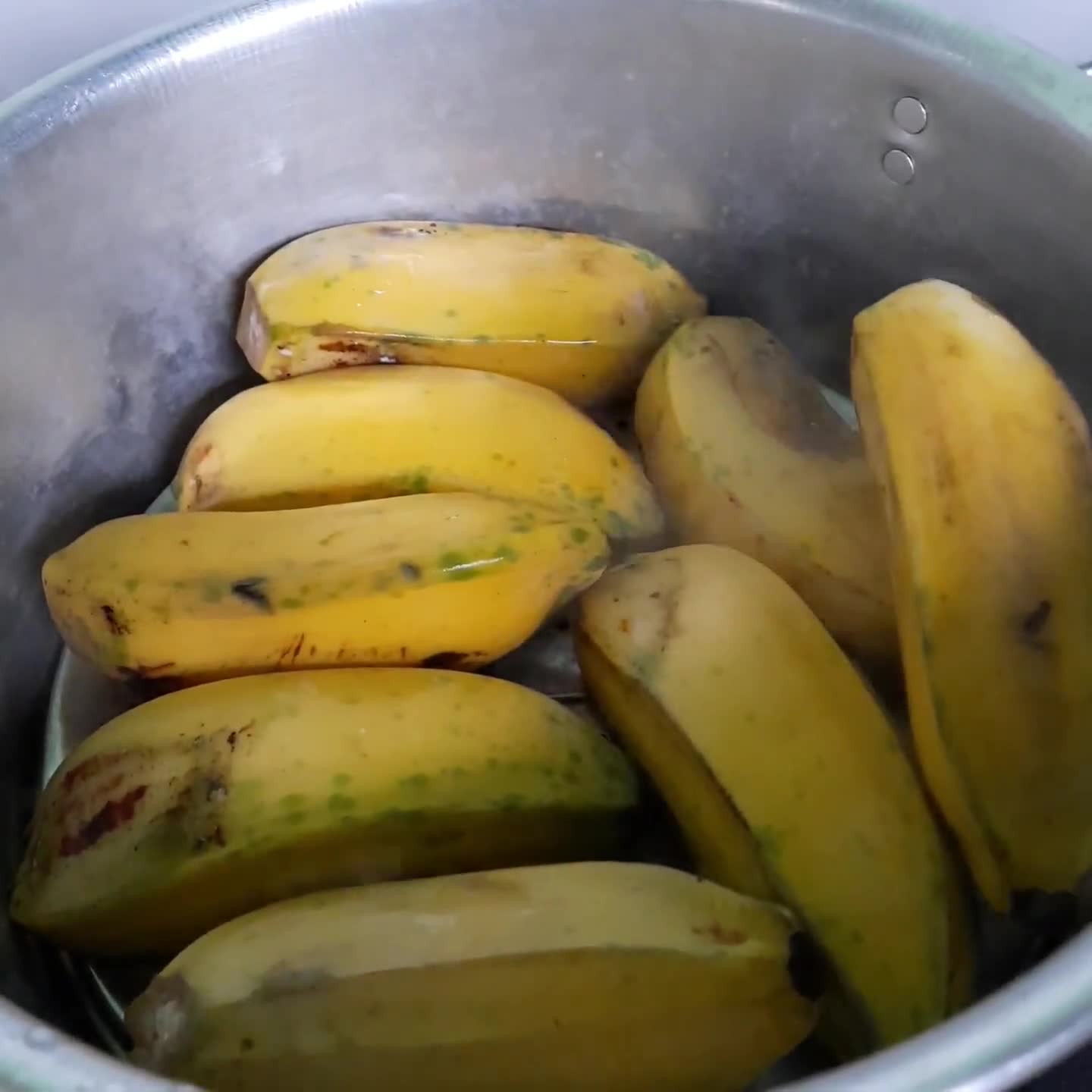 Foto langkah ke 2 dari resep Pisang Kepok Kukus & Tips.