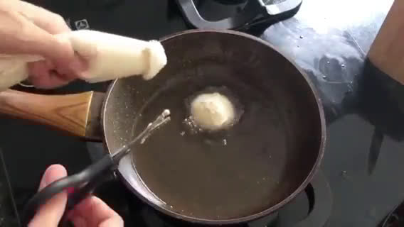 Foto langkah ke 4 dari resep Donat 3 Bahan Tanpa Uleni Takaran Sendok.
