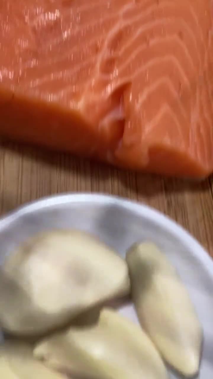 Foto del paso 1 de la receta: Sabor a mi: Salmón 🍣 con ajo
