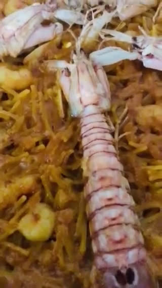 Foto del paso 10 de la receta: Fideuà de galeras y gambitas, al azafrán