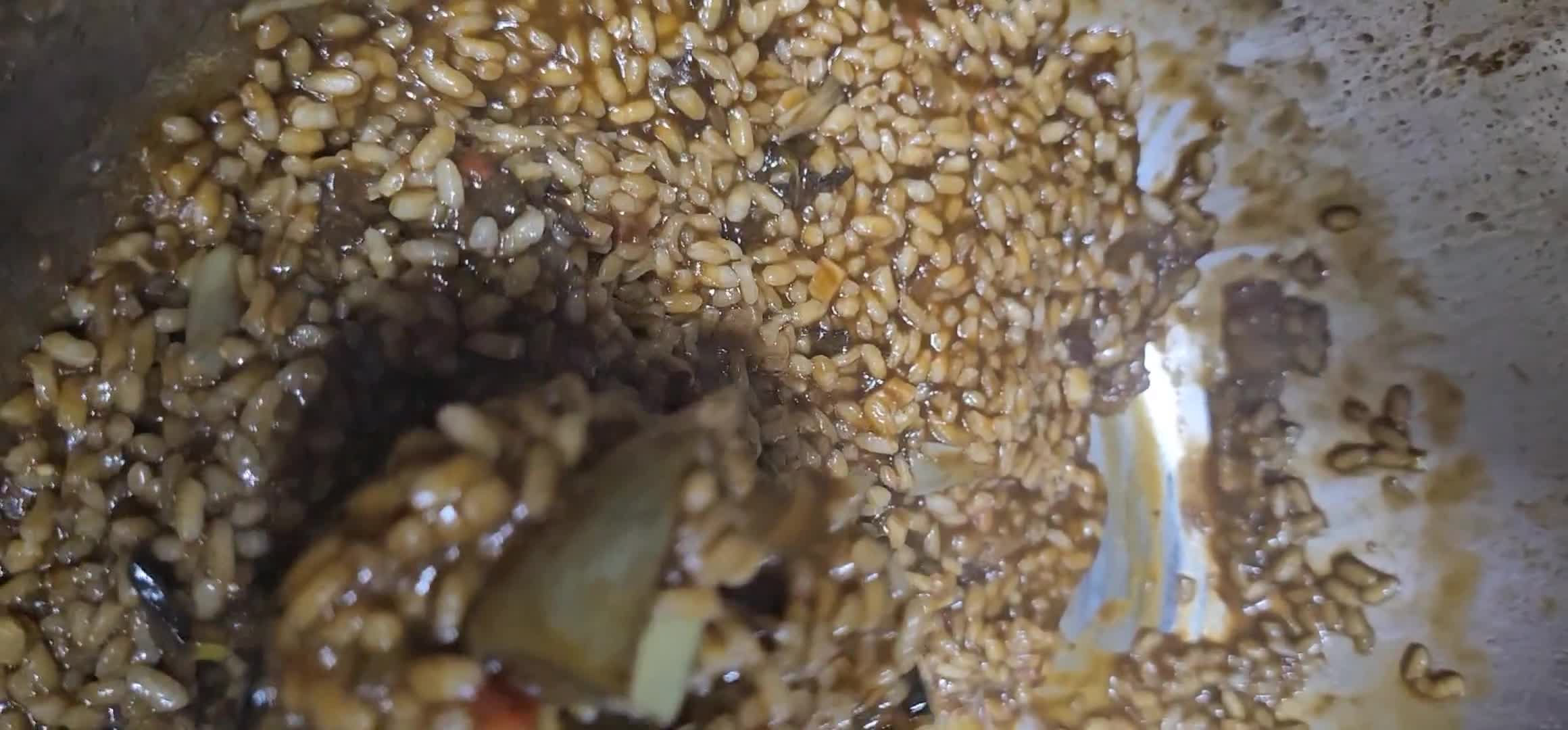 Foto del paso 9 de la receta: Arroz meloso de alcachofas y conserva de pota en su tinta