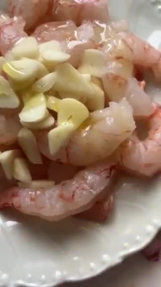 Foto del paso 3 de la receta: Sepia y gambones al ajillo, con alcachofas frescas y ajos tiernos!