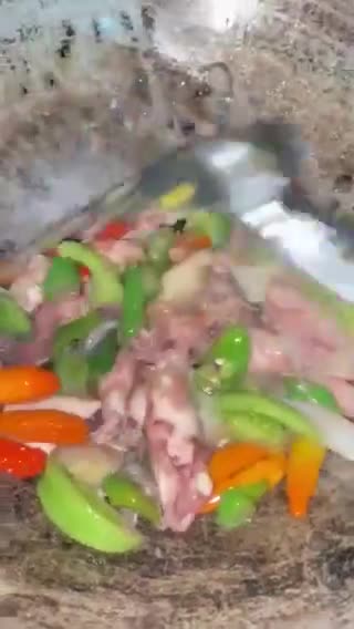 Foto langkah ke 2 dari resep Tumis cumi asin pedas.