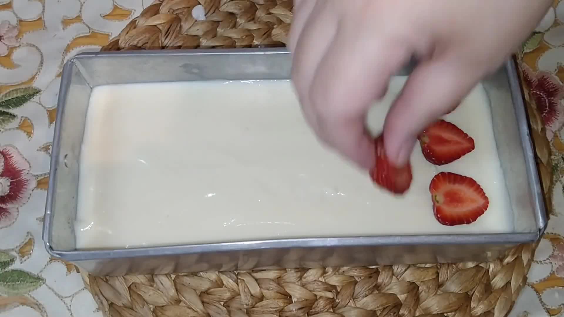 Foto langkah ke 8 dari resep 190. Puding Cake Strawberry.