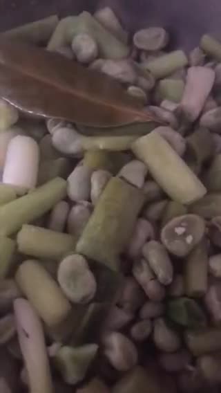 Foto del paso 2 de la receta: Bacalao con gambones al ajillo y habas con ajos tiernos