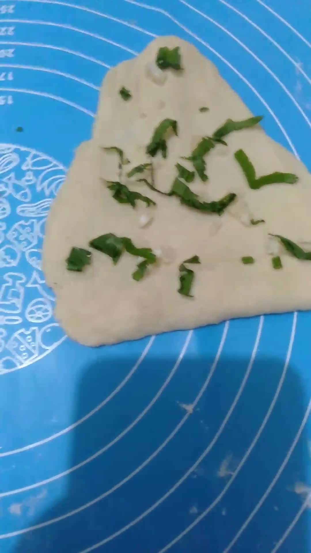 Foto langkah ke 5 dari resep Garlic Butter Naan.