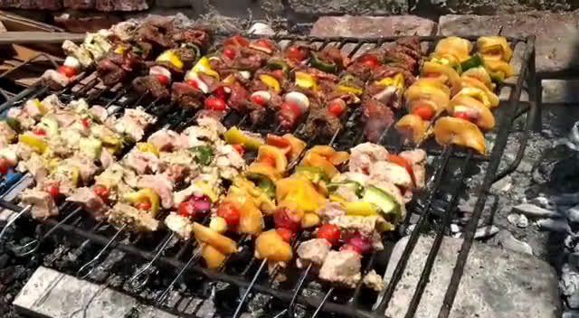 Foto del paso 5 de la receta: Brochetas de pollo, bondiola y roast beef a la parrilla