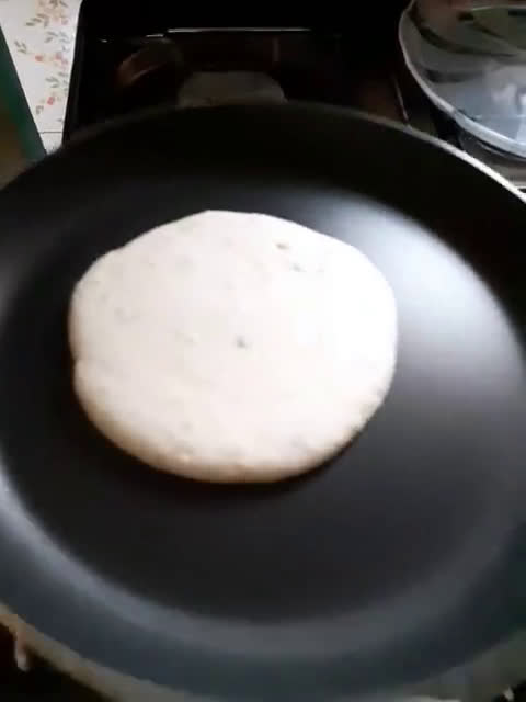 Foto del paso 2 de la receta: Hot Cakes rellenos de queso a la Pizza🍕