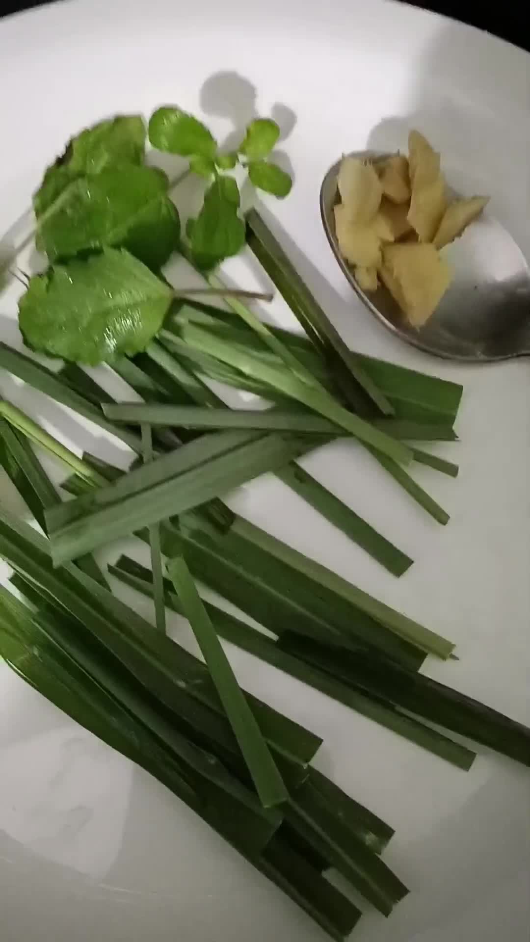 लेमनग्रास हर्बल टी (lemongrass herbal tea) रेसिपी चरण 1 फोटो