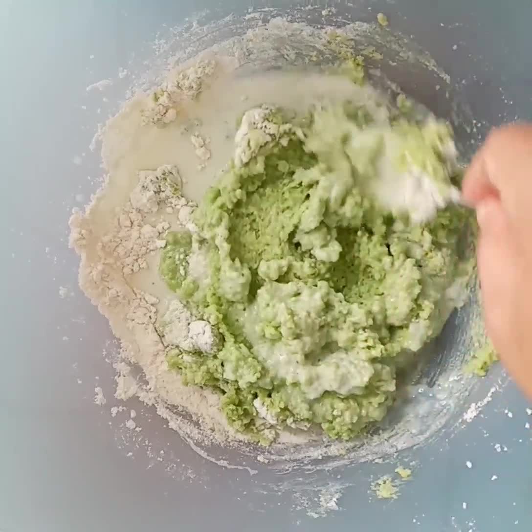 Foto langkah ke 3 dari resep Pancake Nasi Gulung Isi Cokelat Keju.