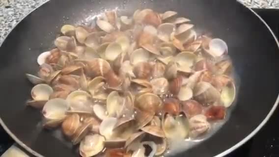 Foto del paso 5 de la receta: Almejas al vapor