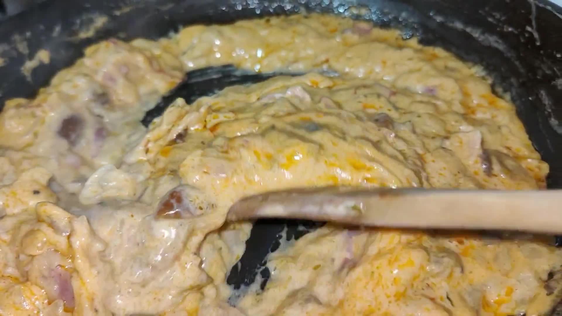 Foto del paso 4 de la receta: Pan pita con cremoso de bacon, cebolla y setas