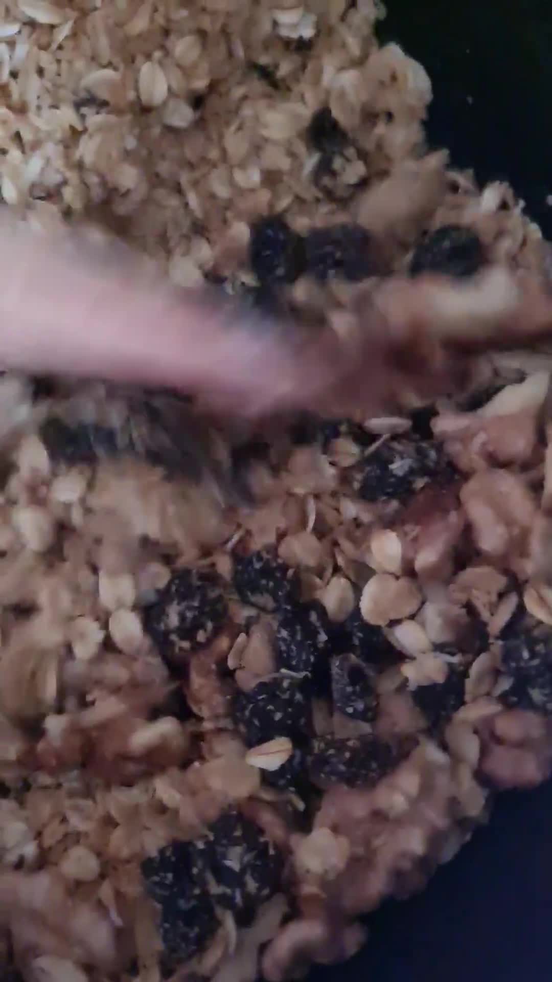 Foto del paso 3 de la receta: Granola a la canela, sin azúcares agregados ni edulcorantes ni miel (proteica y vegana)