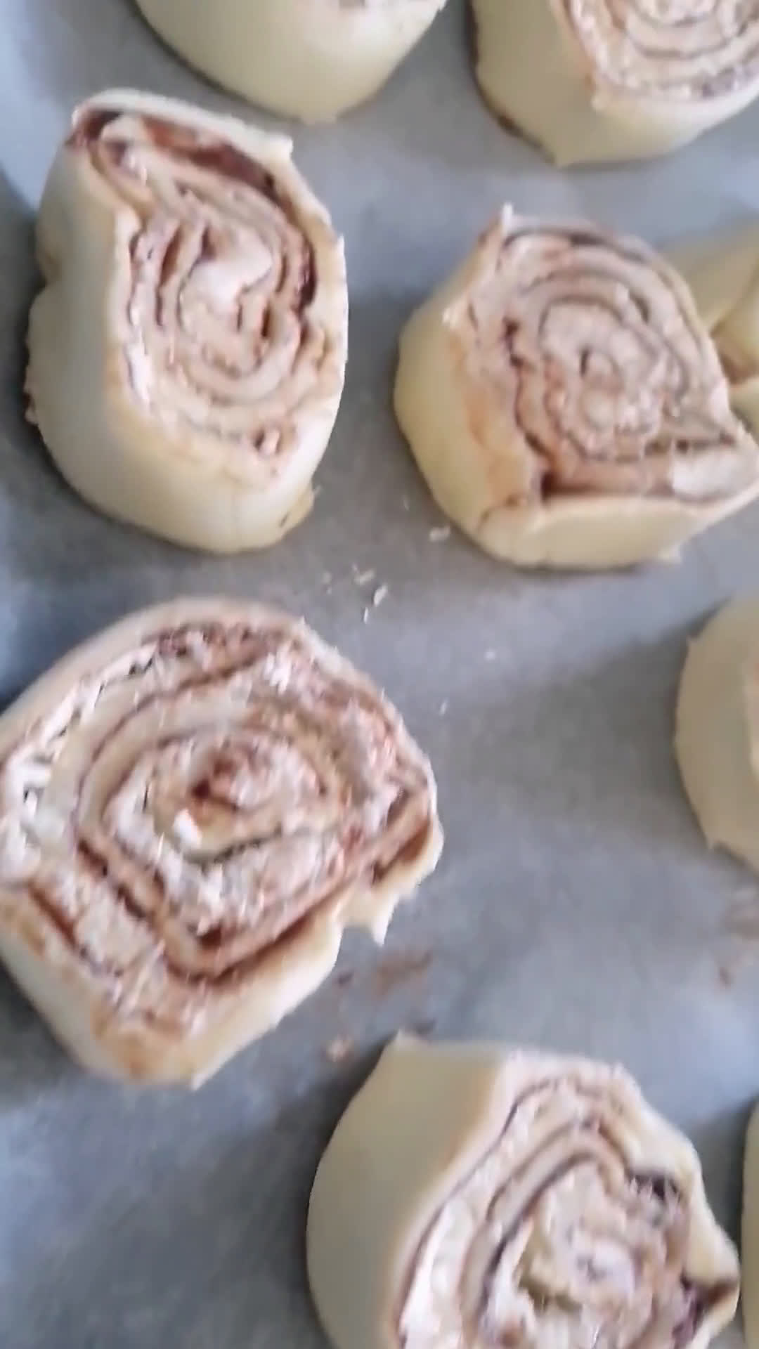 Foto del passaggio 4 della ricetta Rotelline di sfoglia alla Nutella e mascarpone ❤️🤍💚