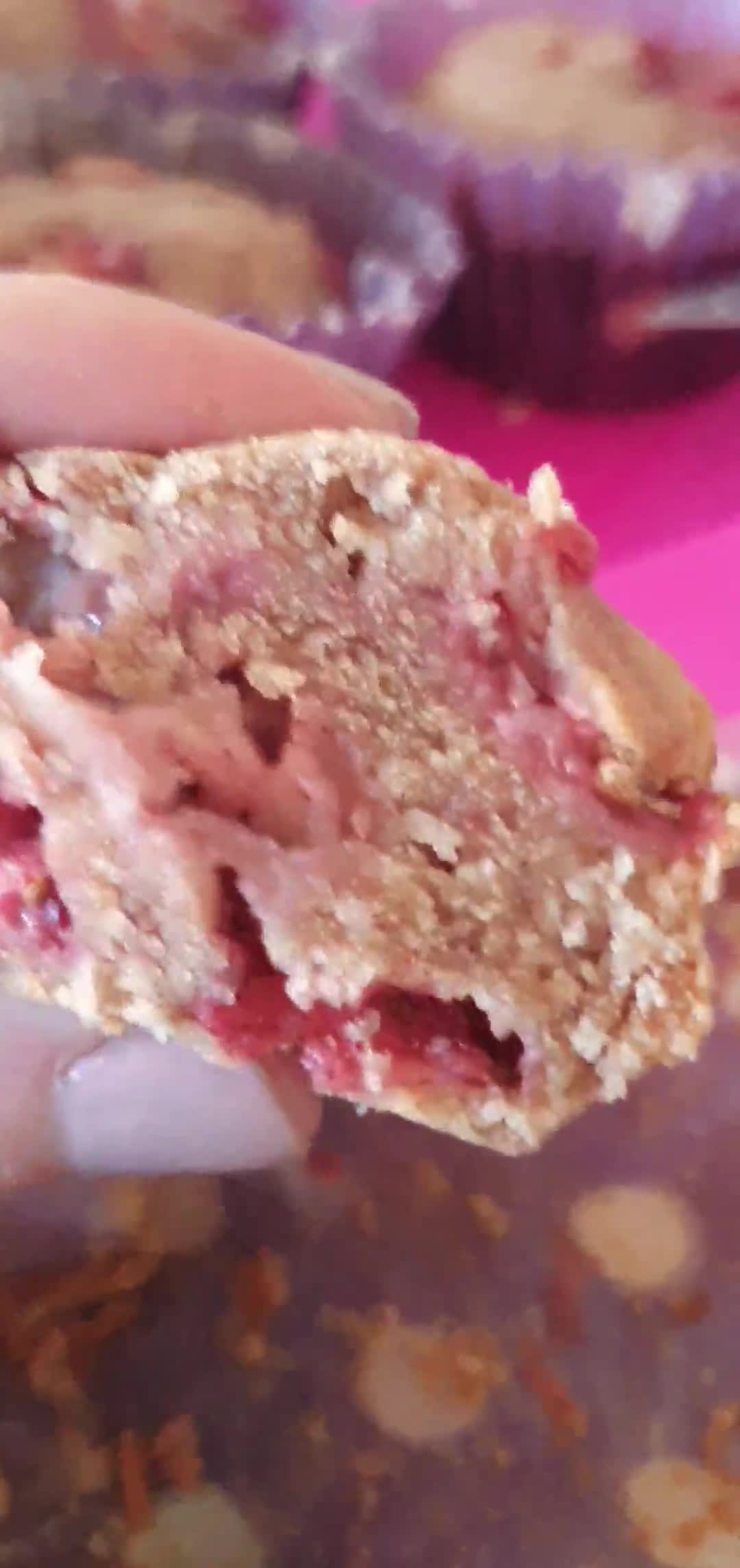 Foto del paso 4 de la receta: 🍓🧁🍓Muffins integrales de frutilla