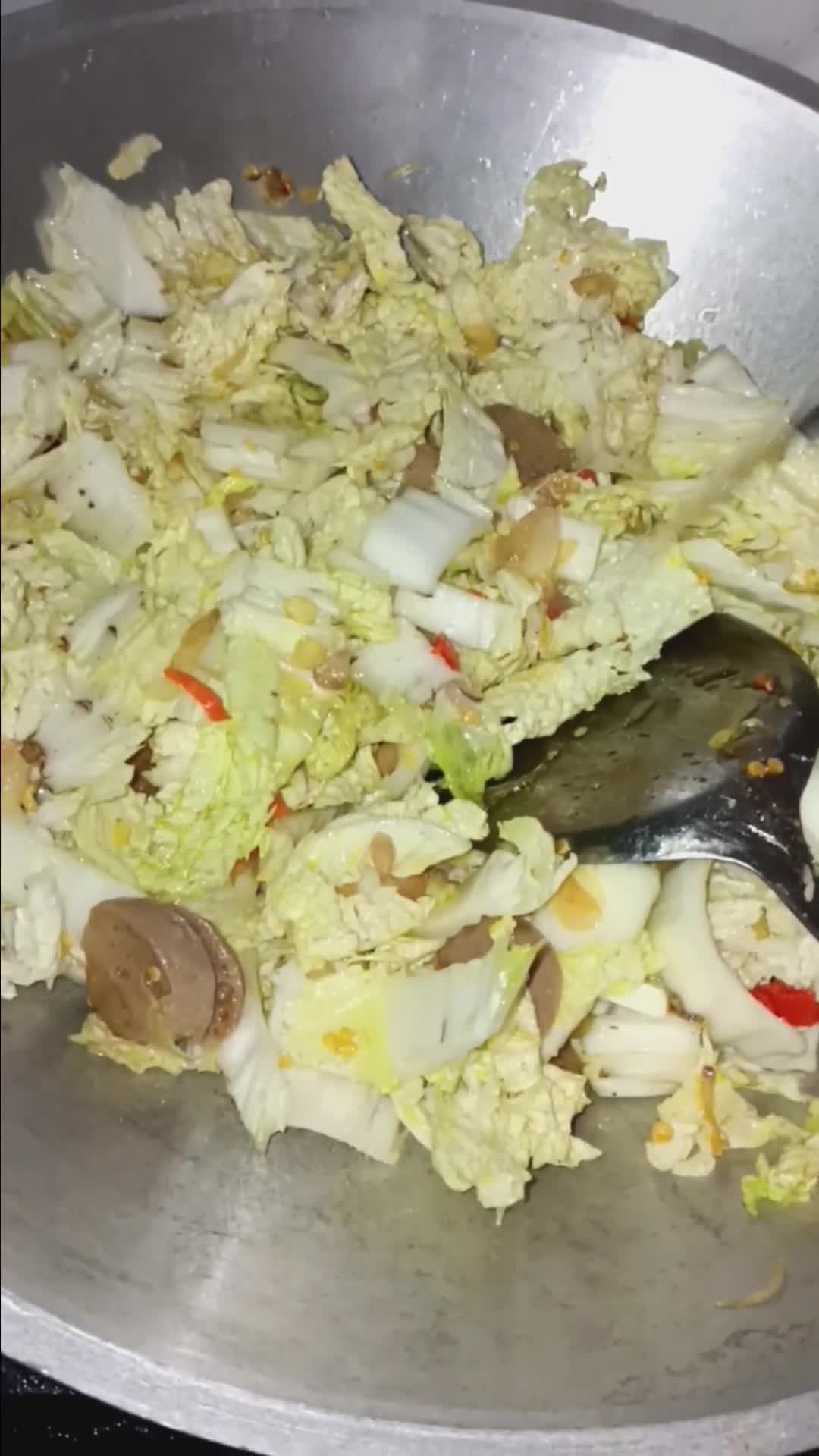Foto langkah ke 3 dari resep Tumis sawi putih bakso.