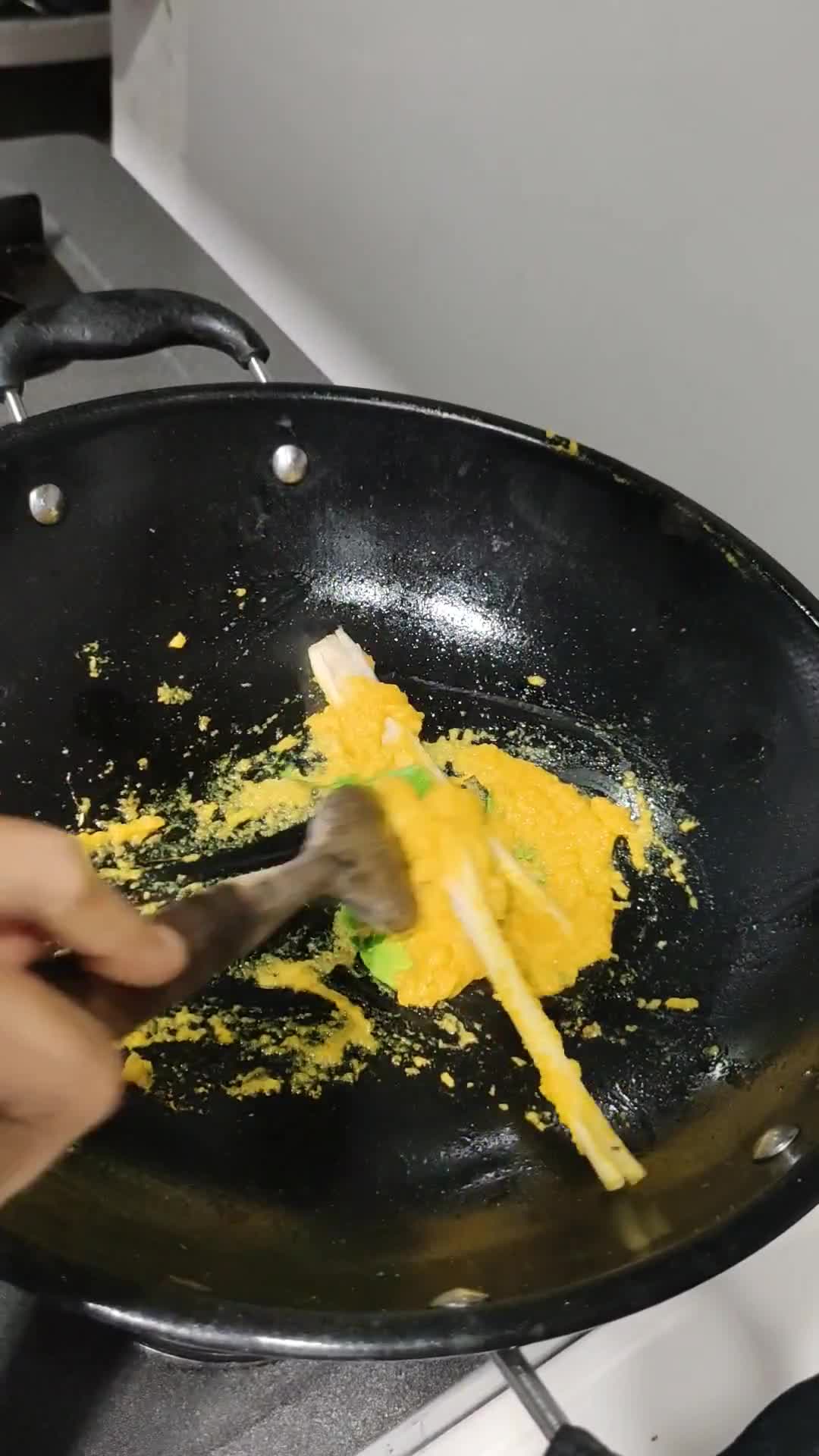 Foto langkah ke 2 dari resep Duo Kerang Bumbu Kuning.