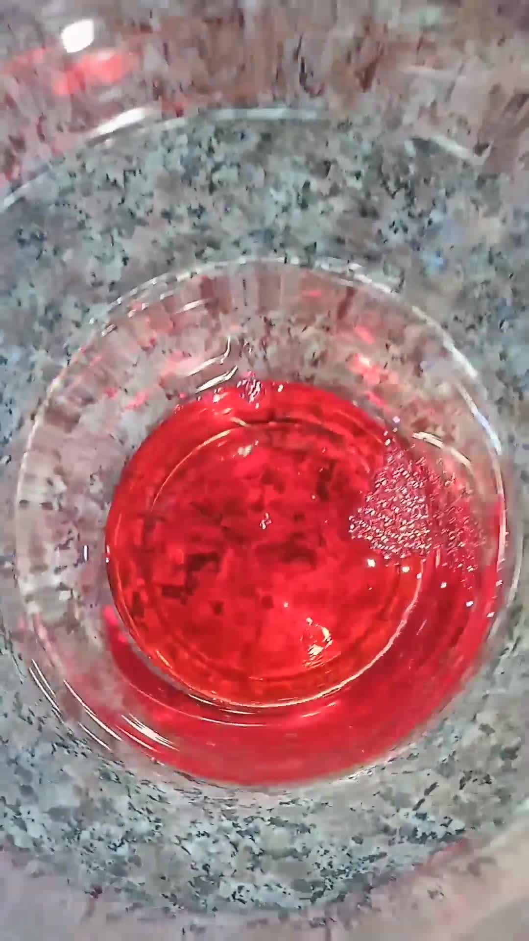 Une image de l'étape 2 de Sucette glacée 🍭 au sirop de grenadine.