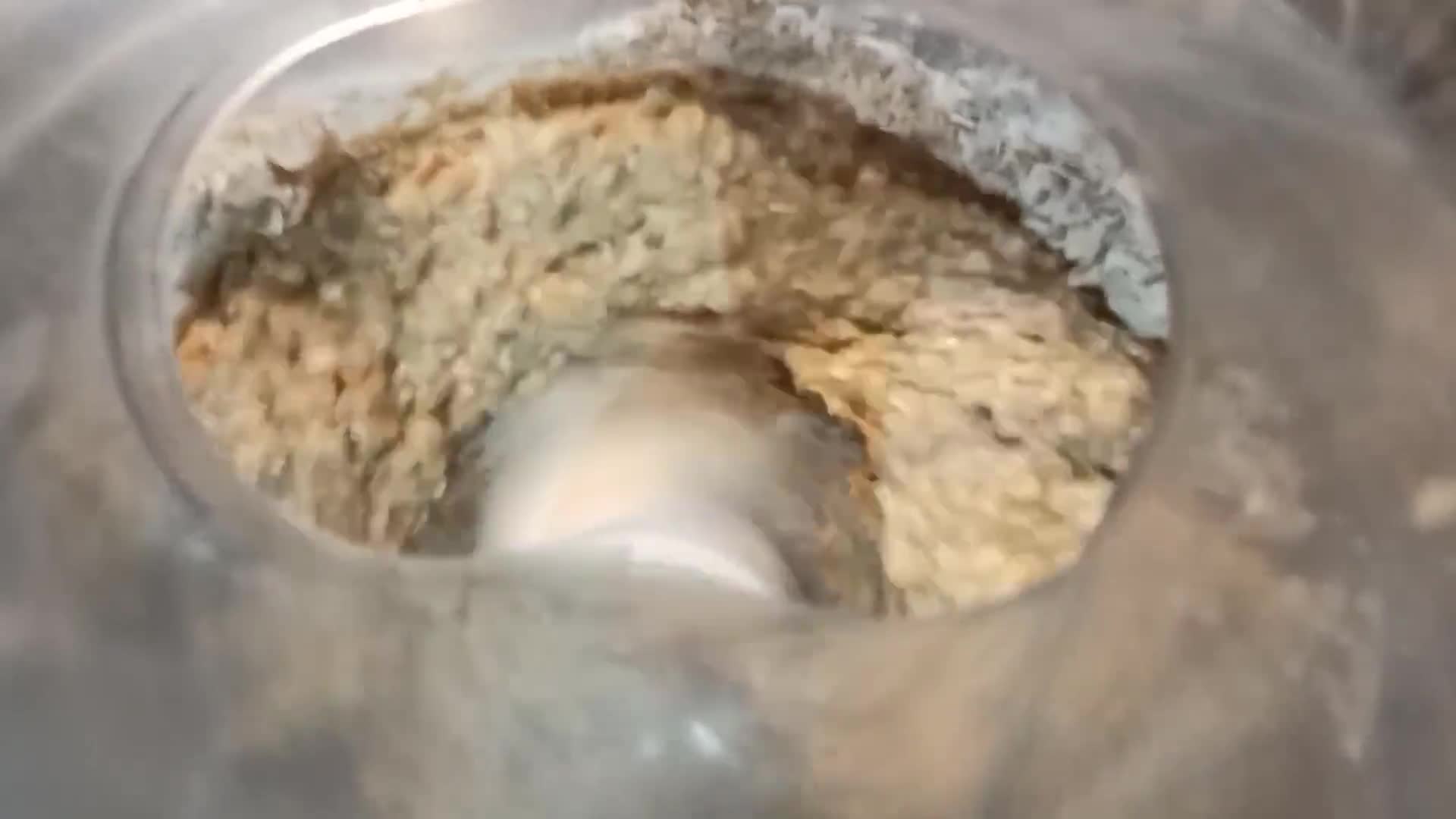 Foto del paso 2 de la receta: Pan de banana 🍌 con avena y harina integral