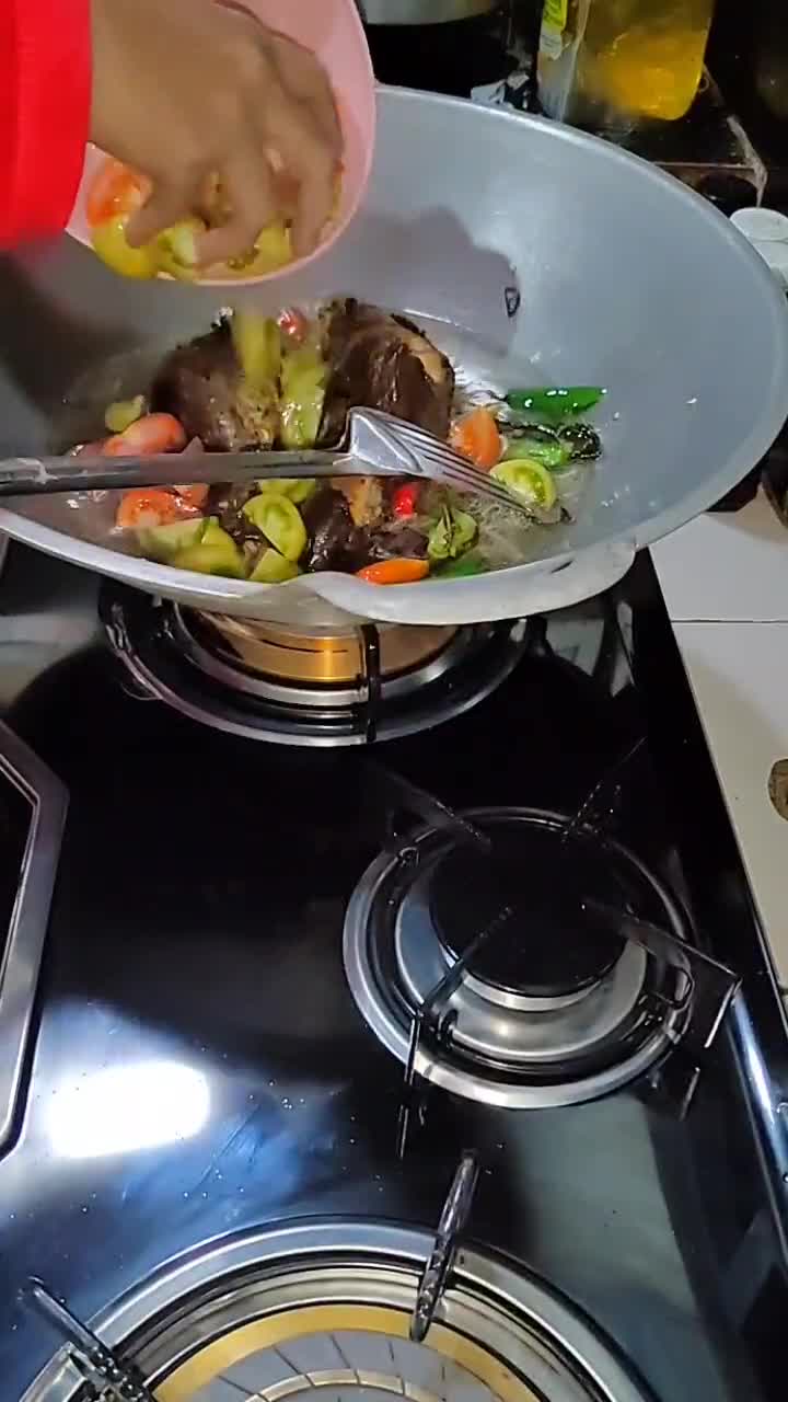 Foto langkah ke 3 dari resep Asem asem kepala ikan asap.