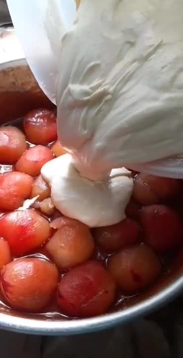 Foto del paso 4 de la receta: Torta invertida de ciruelas🥂