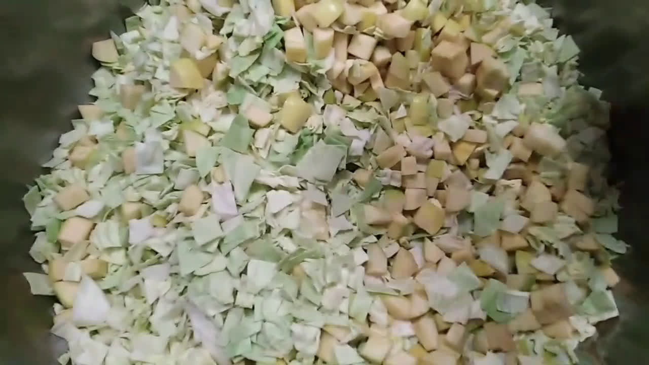 A picture of step 2 of Apple salad with chicken cabbage.