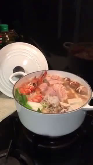 Foto langkah ke 6 dari resep Isikari Nabe (Hokkaido seafood hot pot).
