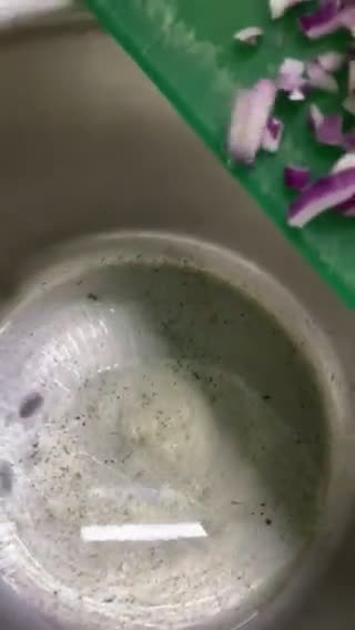 صورة لخطوة 2 من وصفة ملوخيه يمنيه مع الطماطم لذيذه جدا مع سر الوصفه 👌🇾🇪