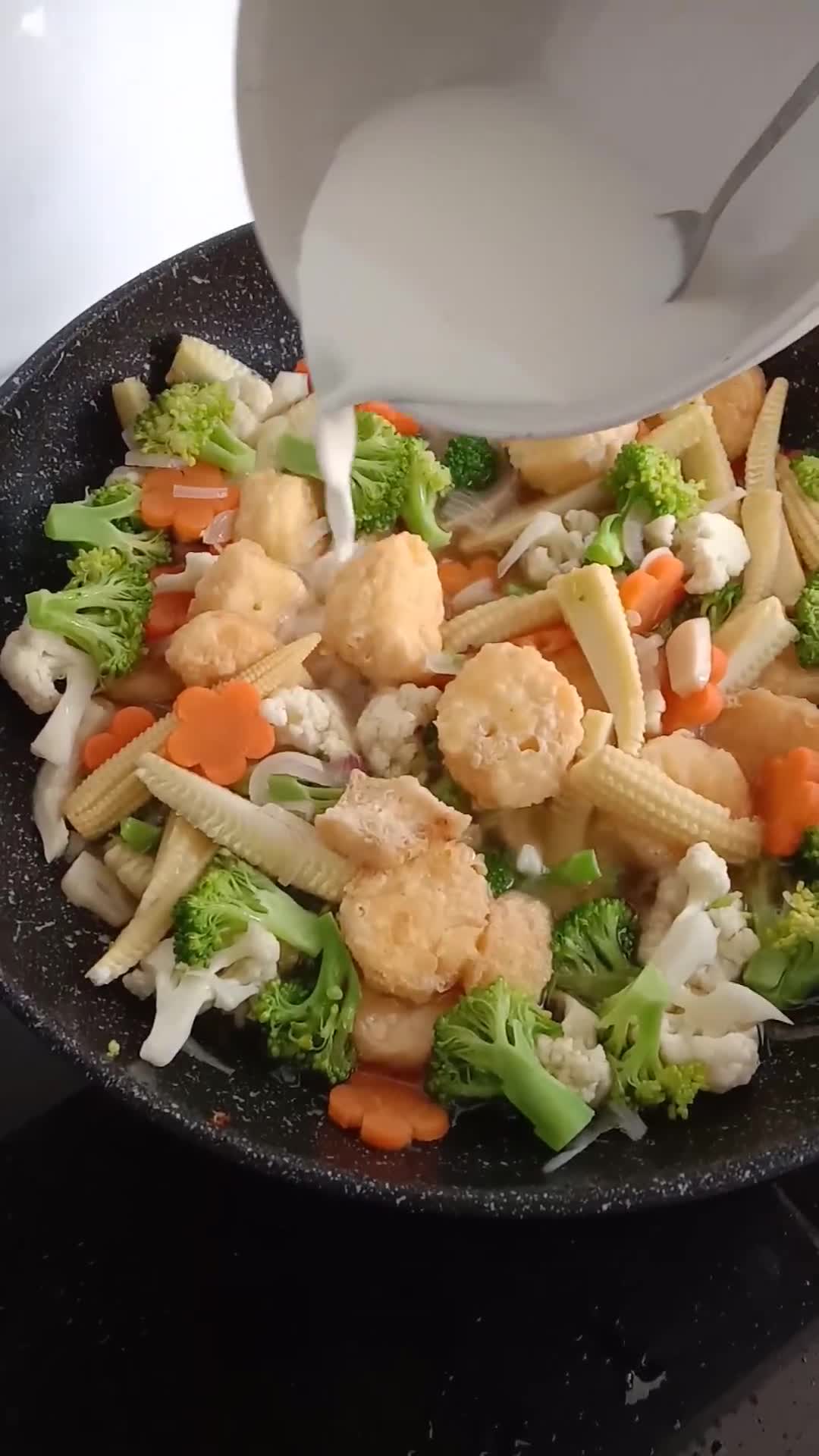 Gambar langkah 4 resipi Tauhu Telur & Sayur Campur.