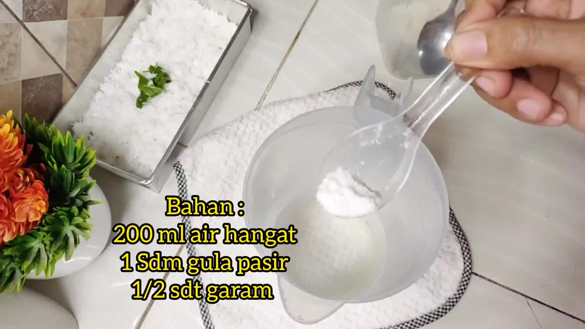 Foto langkah ke 2 dari resep Kue klepon tepung ketan isi gula merah (Lembut,manis, gurih).