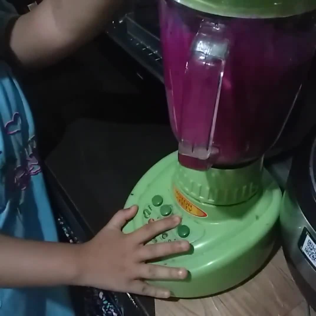 Foto langkah ke 2 dari resep Jus buah naga.