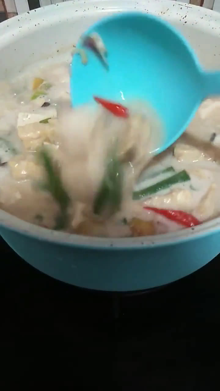 Foto langkah ke 4 dari resep Lodeh Tahu Kacang Panjang.