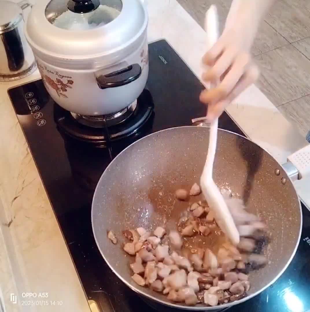 Foto langkah ke 2 dari resep Kwetiau Rebus Daging Jamur.