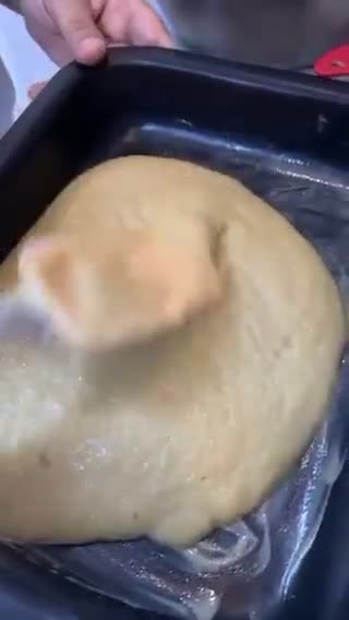 صورة لخطوة 3 من وصفة -بسبوسة محشيه بالقشطه لذيذة😋!