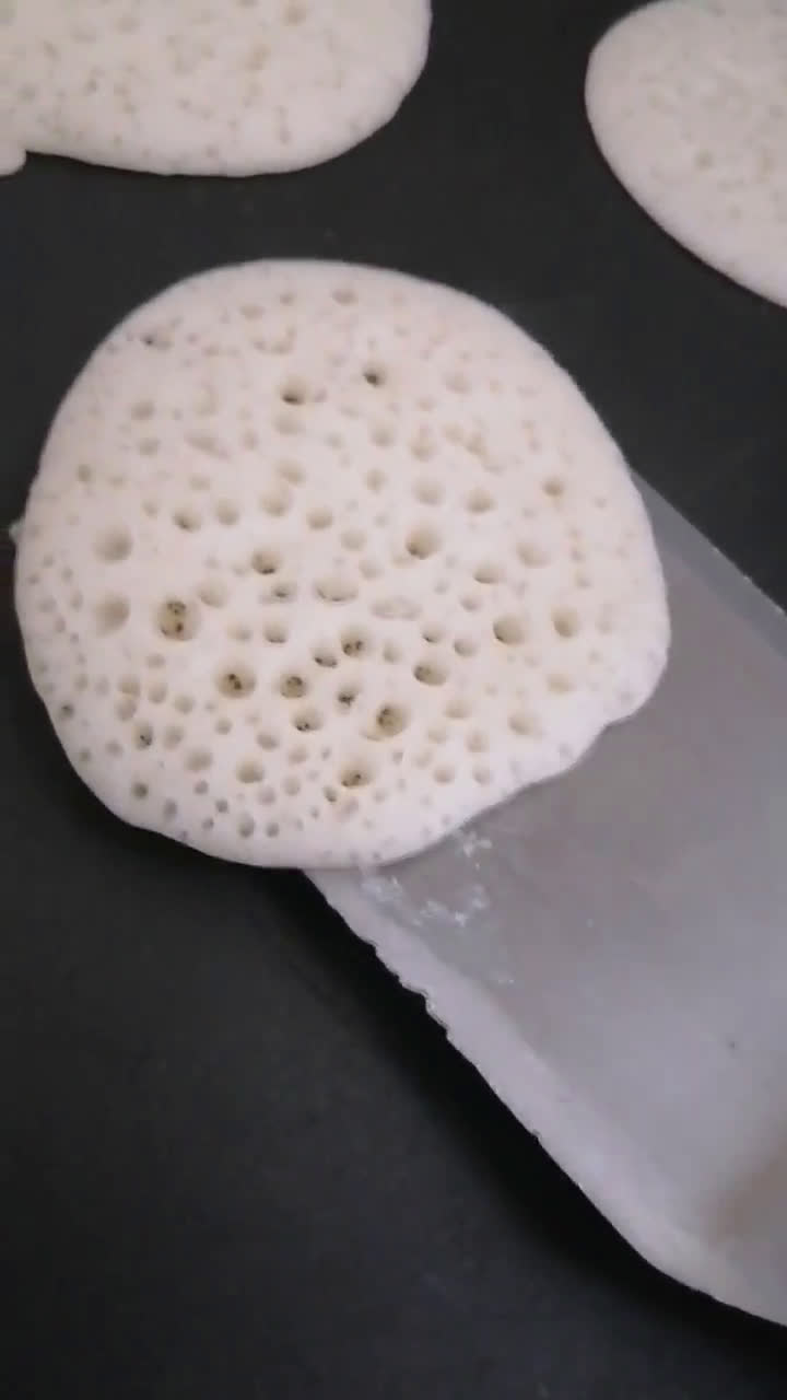 صورة لخطوة 7 من وصفة عجينه قطايف بدون سميد 🥟