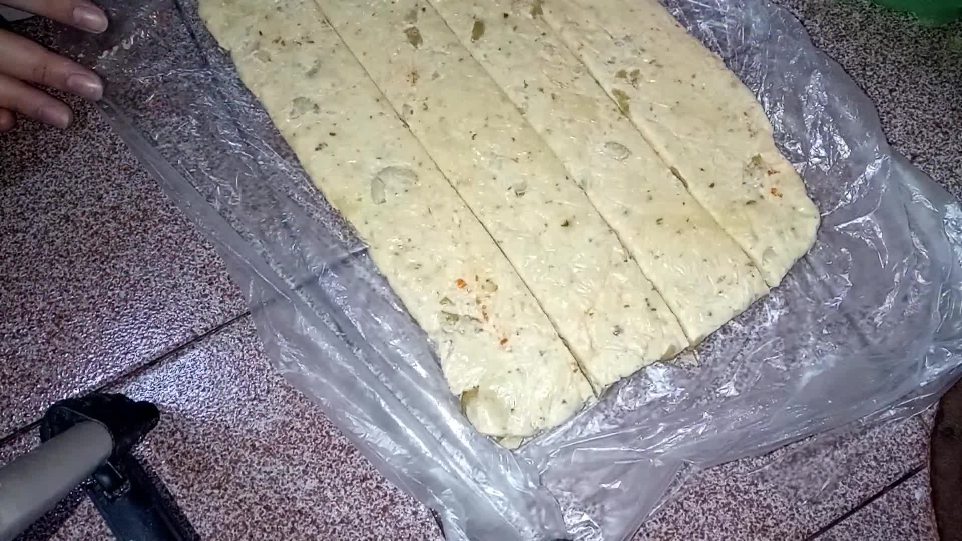 Foto del paso 7 de la receta: Galletitas de queso y aceitunas
