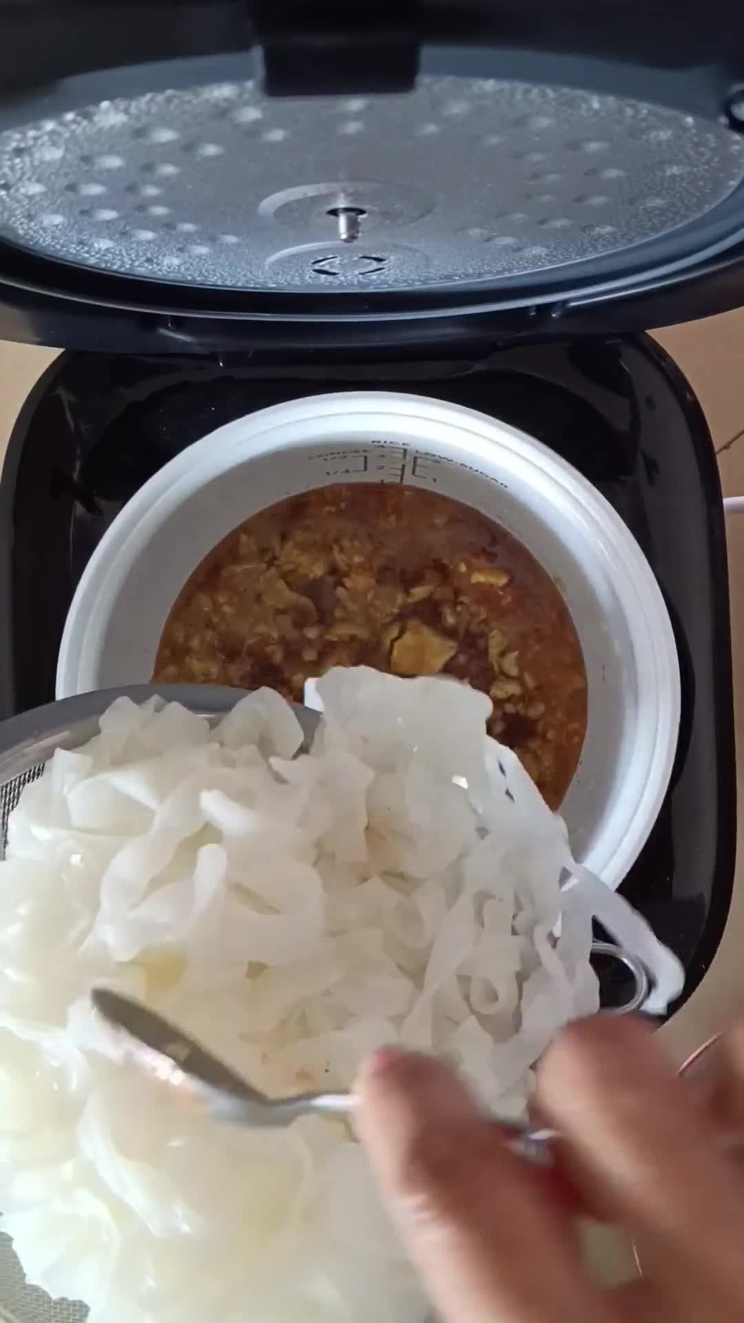 Foto langkah ke 5 dari resep Kwetiau Goreng Rice Cooker.