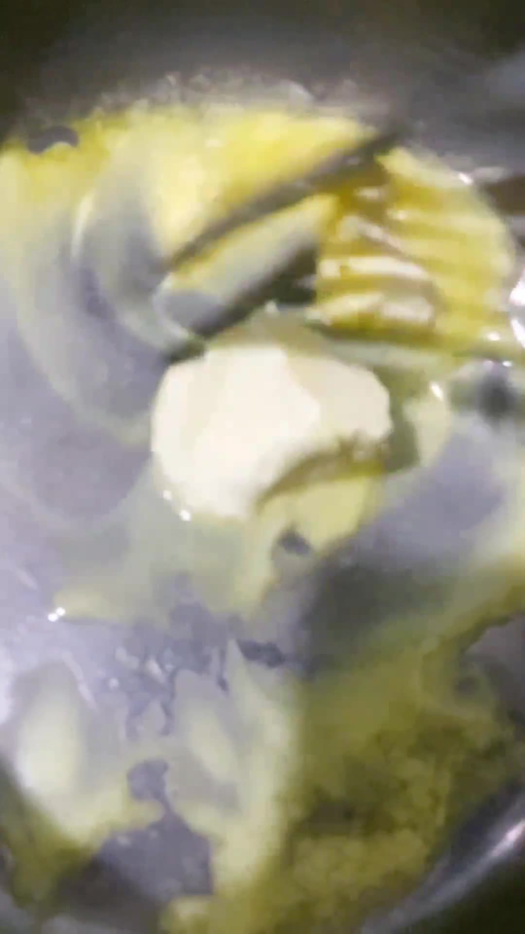 صورة لخطوة 1 من وصفة شعيرية بالحليب المكثف 🥣