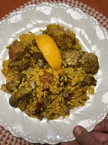 Foto del paso 14 de la receta: Paella con alcachofas, habas y ajos tiernos, carne y albondiguitas