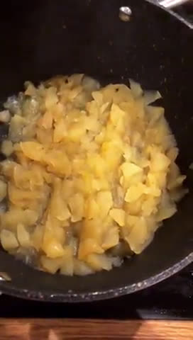 A picture of step 3 of Mini Apple pie 🍎.