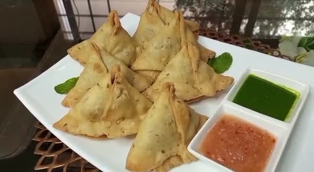 A picture of step 14 of Aloo Ke samosay.