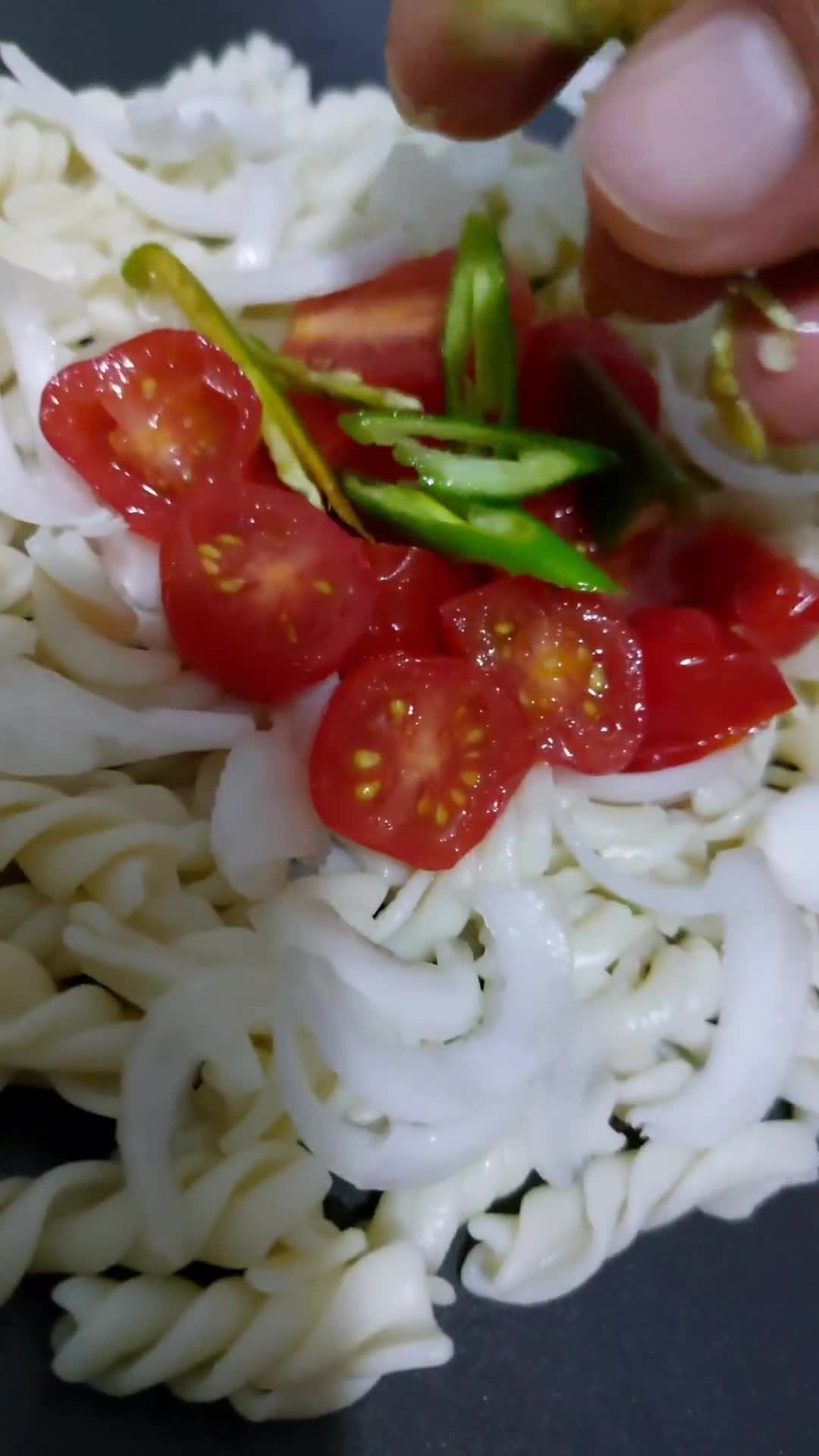 صورة لخطوة 2 من وصفة معكرونة سلاط 🥗 بالجبنة الشيدر