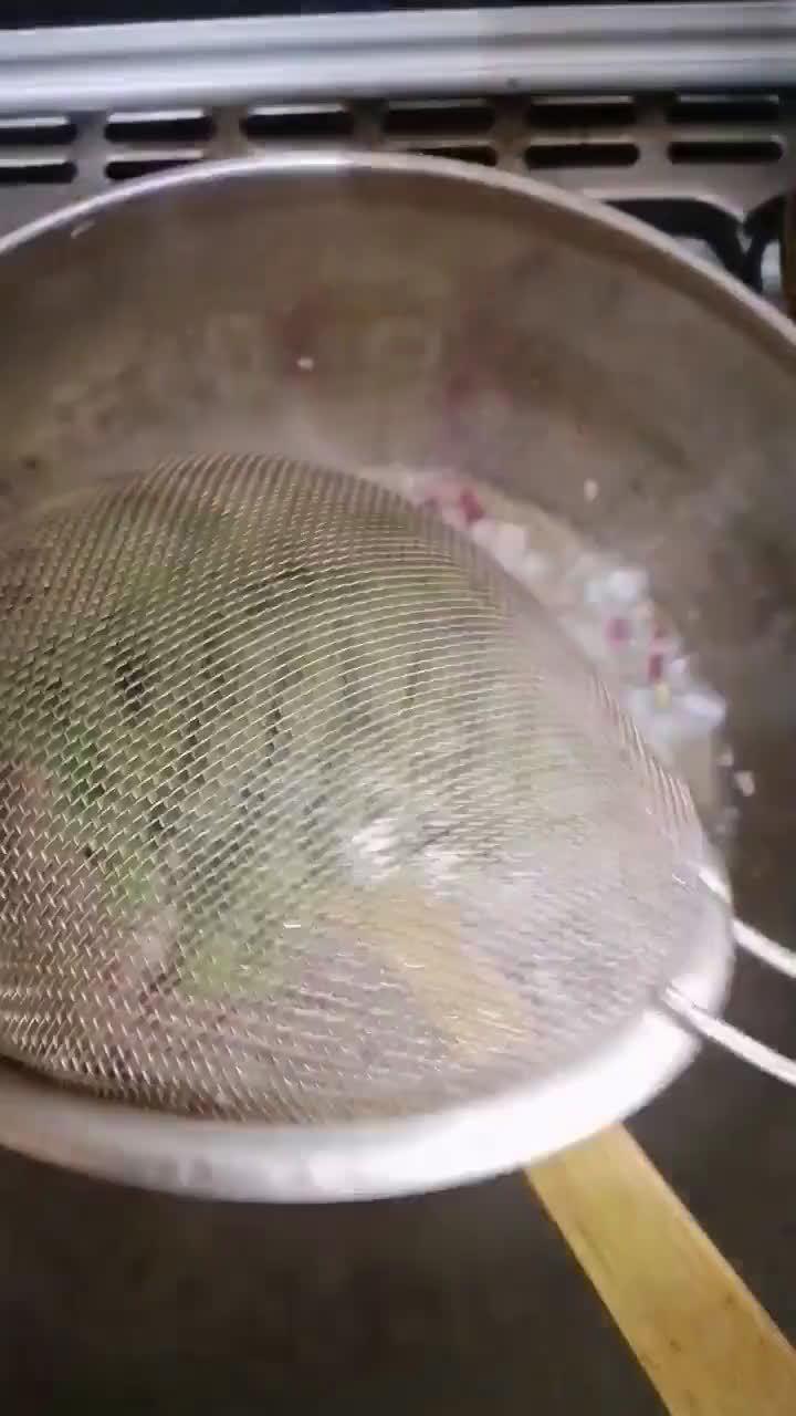 صورة لخطوة 1 من وصفة إسباغتي بالخضار سهله وسريعه 🍝🍅🥕