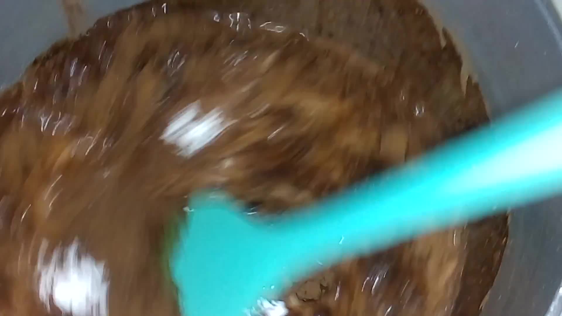صورة لخطوة 7 من وصفة كيكات فردية بالميكسور بذوق الشكولاتة 🍫